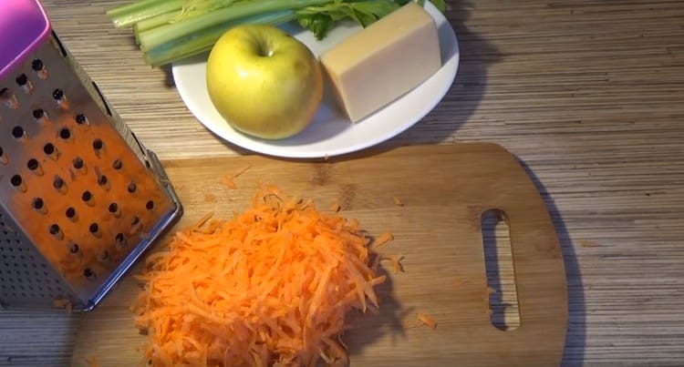 Натрийте морковите на едро ренде.
