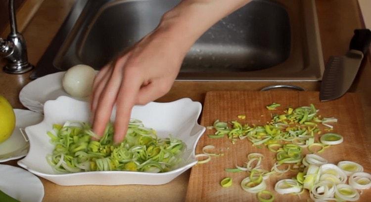 Διαδώστε το πράσο με το πρώτο στρώμα σαλάτας σε ένα ευρύχωρο πιάτο.