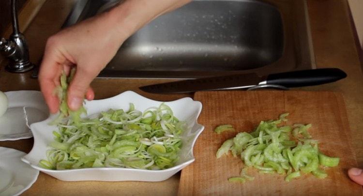 salierą smulkiai supjaustykite ir padarykite antrą salotų sluoksnį.