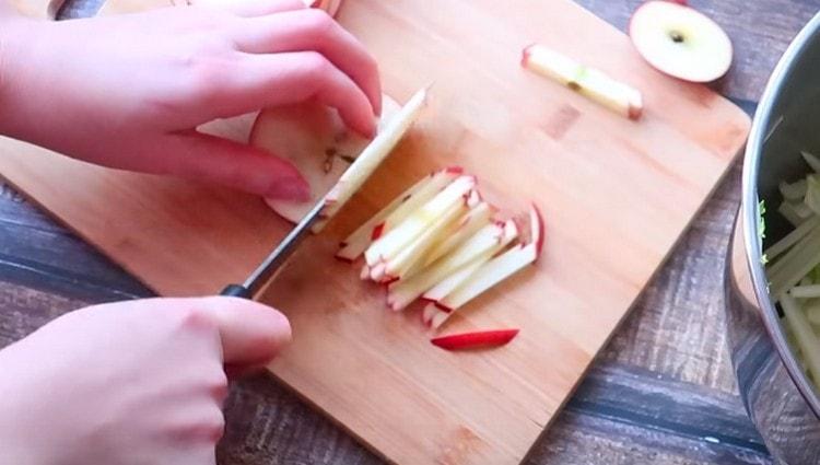 Нарежете ябълката на тънки ивици.