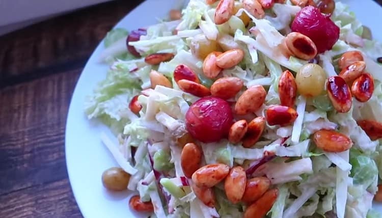 Salat nach einem solchen Rezept mit Stangensellerie zubereitet wird zusätzlich mit Nüssen und restlichen Trauben dekoriert.
