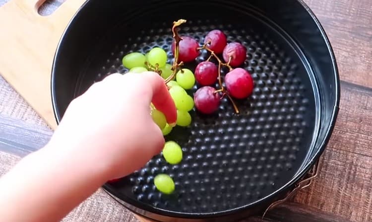 В тавата за печене разстиламе клонките грозде.