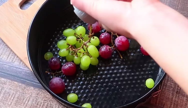 Supilkite vynuoges su aliejumi, druska ir pipirais, nusiųskite į orkaitę.