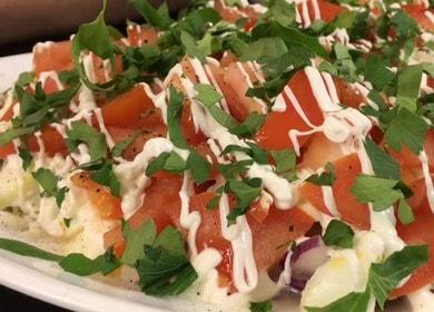 Prepariamo una deliziosa insalata con tonno e fagioli secondo una ricetta passo-passo con una foto.