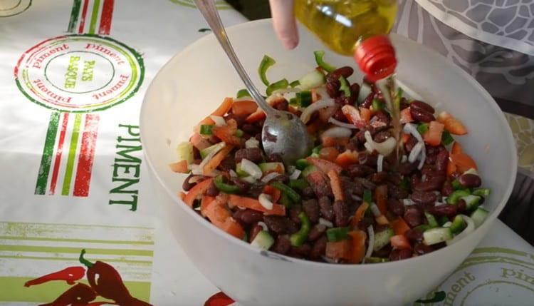 Condisci l'insalata con olio vegetale.