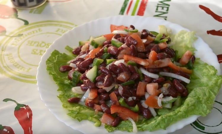 Ang aming masarap na salad na may beans ay handa na.