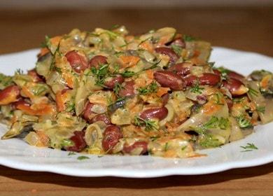Prepariamo una deliziosa insalata con fagioli e funghi secondo una ricetta passo-passo con una foto.