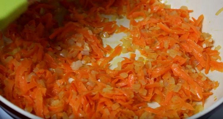 Προσθέστε τα καρότα στο κρεμμύδι και περάστε τα λαχανικά μαζί.