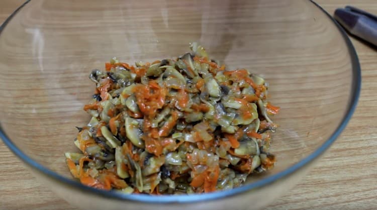A lehűtött zöldségeket gombával áthelyezzük tágas salátáskába.