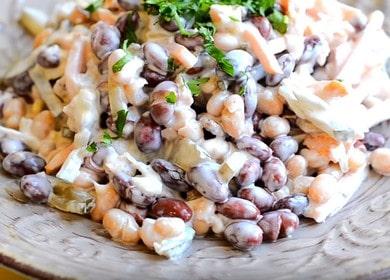 Prepariamo una deliziosa insalata con fagioli e salsiccia affumicata secondo una ricetta passo-passo con una foto.