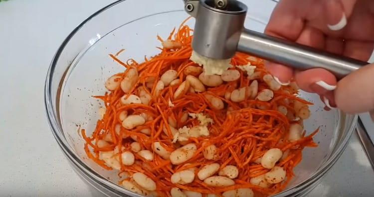 Spremi l'aglio nell'insalata.