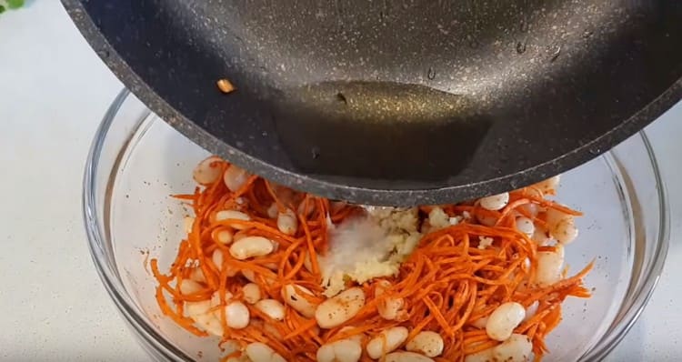 Rimuoviamo la cipolla e versiamo l'olio rimasto sull'aglio.