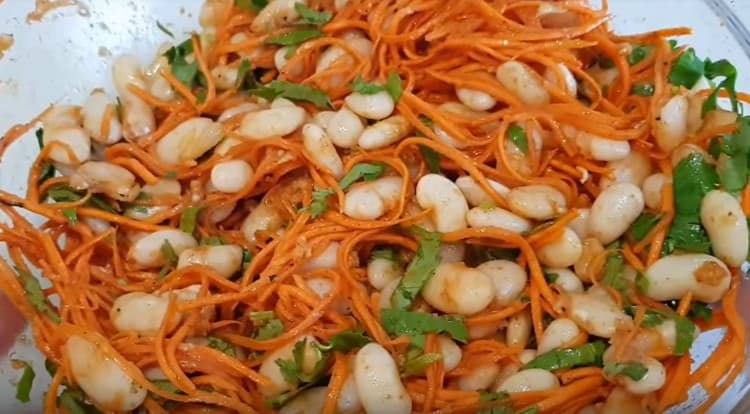 Idealmente, l'ardesia con fagioli e carote coreane dovrebbe essere infusa per 2 ore.