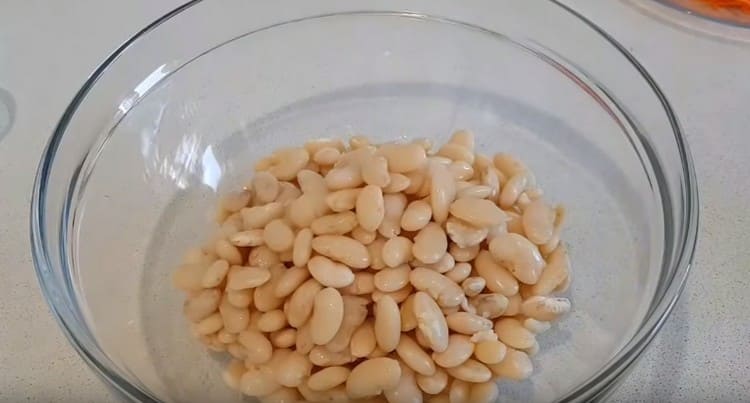 Pre-magbabad ang beans, pagkatapos pigsa at lutuin.