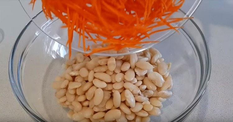Tatlong karot sa isang kudkuran ng Korea at ipadala sa mga beans.