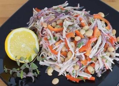 Wir bereiten einen originalen Salat mit Bohnen und Krabbenstäbchen nach einem Schritt-für-Schritt-Rezept mit Foto zu.