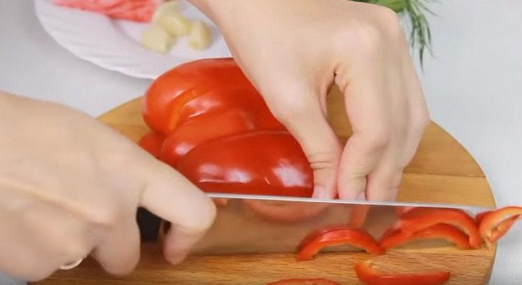ψιλοκόψτε το πιπέρι σε λεπτές λωρίδες.