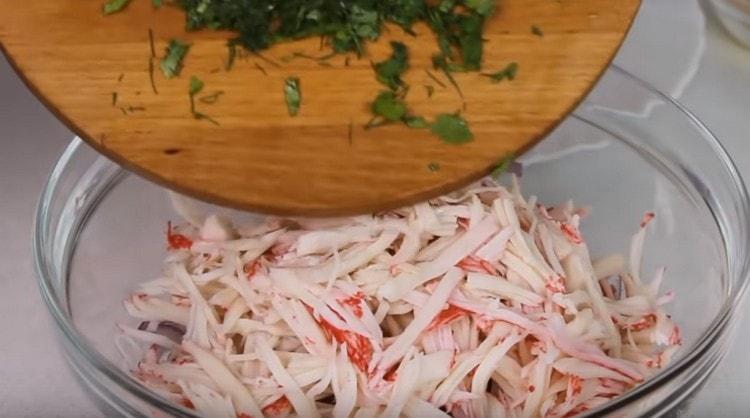 Προσθέστε ψιλοκομμένα φρέσκα βότανα στη σαλάτα.