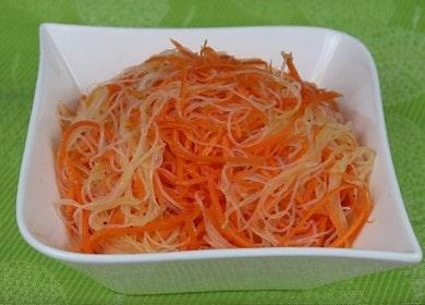 Wir bereiten einen würzigen Salat mit funchose und koreanischen Karotten nach einem Schritt-für-Schritt-Rezept mit einem Foto.