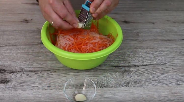 grattugiare l'aglio direttamente nell'insalata.