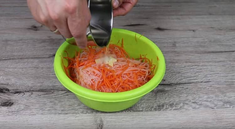 Ρίξτε τη σαλάτα με ζεστό φυτικό λάδι.