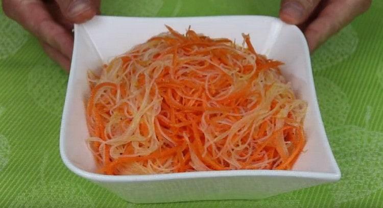 L'insalata con funchose e carote coreane è pronta.