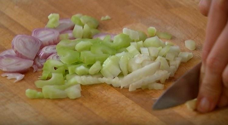 Das gesamte Gemüse wird in kleine Würfel geschnitten.