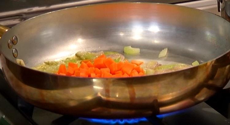 Po několika minutách přidejte mrkev na pánev.