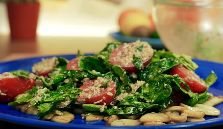 L'insalata con spinaci e pomodori è pronta.