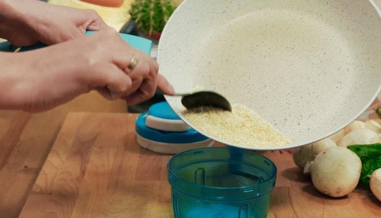 Smažte sezamová semínka na suché pánvi.