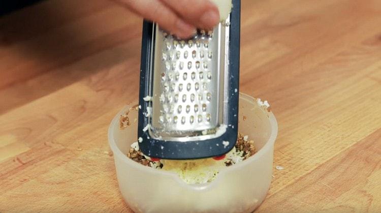 V obvazu na jemném struhadle rozetřeme vejce.