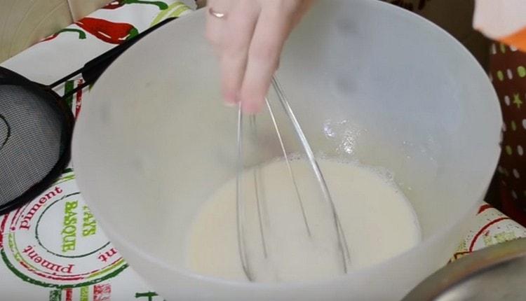Innanzitutto, sciogli il lievito nel latte caldo.