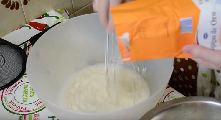 Aggiungi lo zucchero vanigliato e la farina alla massa del lievito.