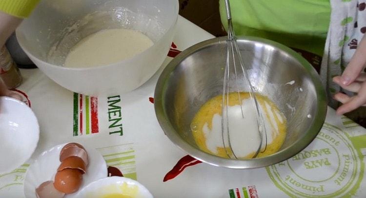 Προσθέτουμε τη ζάχαρη στα αυγά και ξαναπινάδα.