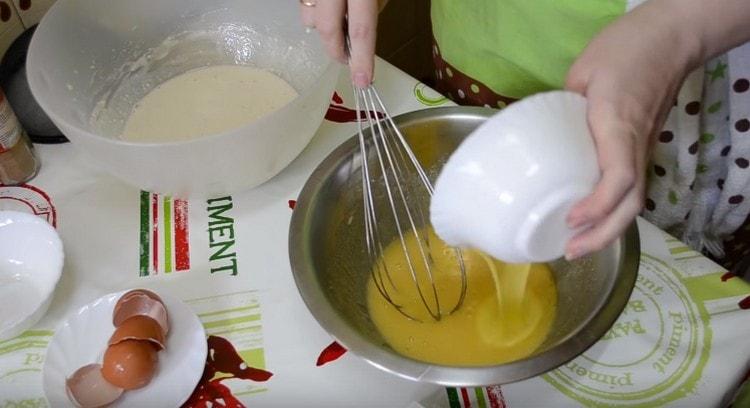Zavádějte rozpuštěné máslo do vaječné hmoty.
