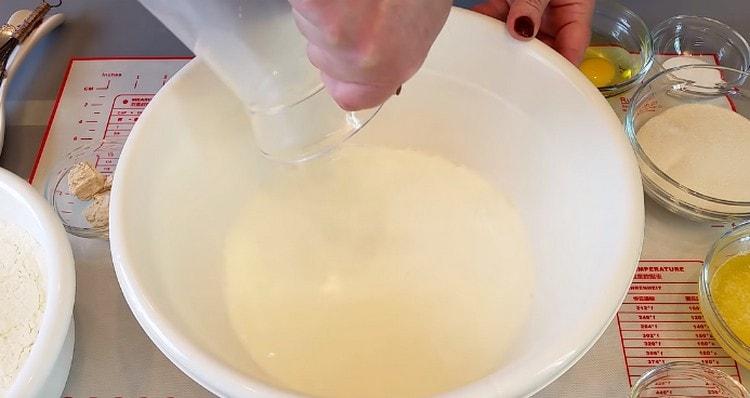 ρίξτε το ζεστό γάλα σε ένα μπολ.