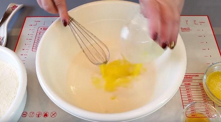 Отделно леко разбийте яйцата и също добавете към млечната смес.