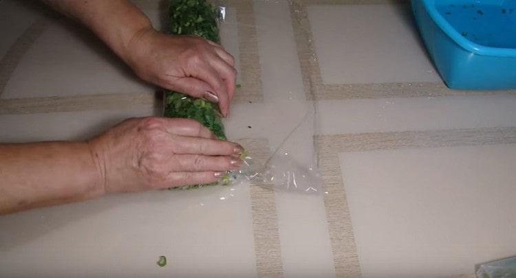 Chcete-li zmrazit celer, můžete ho zabalit do přilnavé fólie.