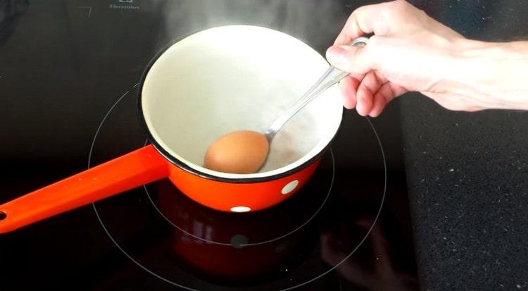 Cuocere l'uovo sodo.