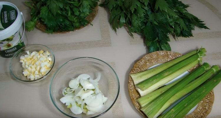 Rozemelte cibuli a přidejte do celeru.