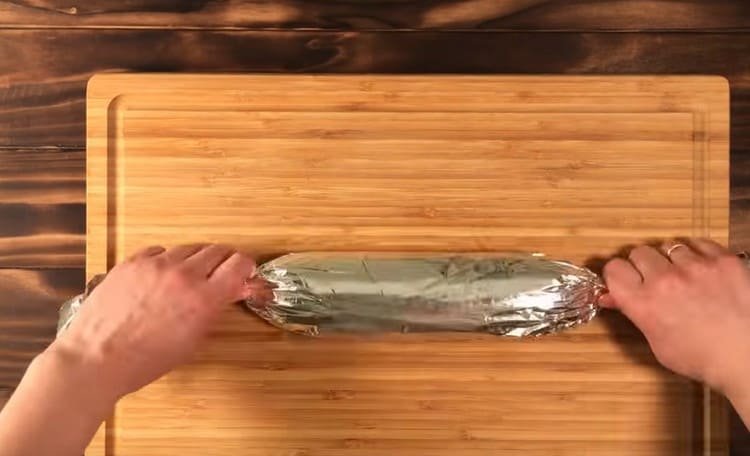 Avvolgere la salsiccia risultante in un foglio e mettere in frigorifero.