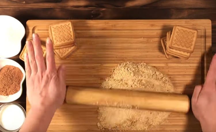 Biscotti di pasta frolla con un mattarello.