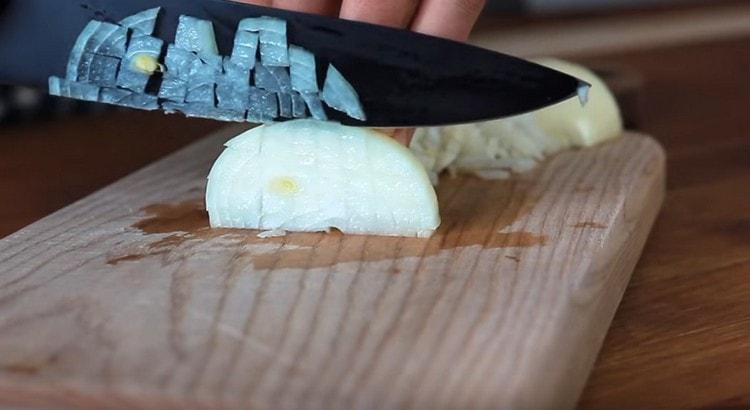 Zwiebel mit einem Messer zerkleinern.