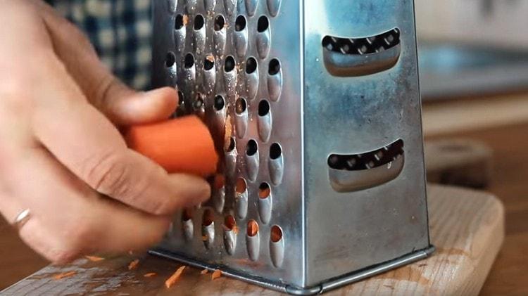 Für die Zubereitung von Buchweizen Karotten raspeln