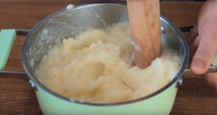 Impastare le purè di patate.