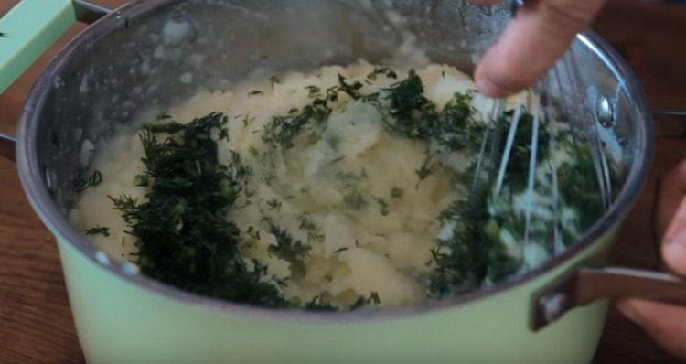 Fügen Sie Dill Kartoffelpüree hinzu und mischen Sie.
