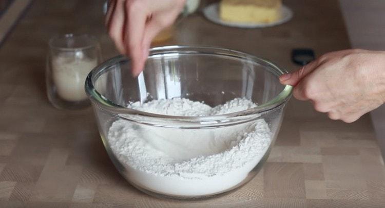 Смесете брашното със солта.