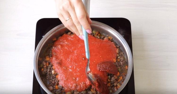 Sudėkite pjaustytus pomidorus ir pomidorų pastą.