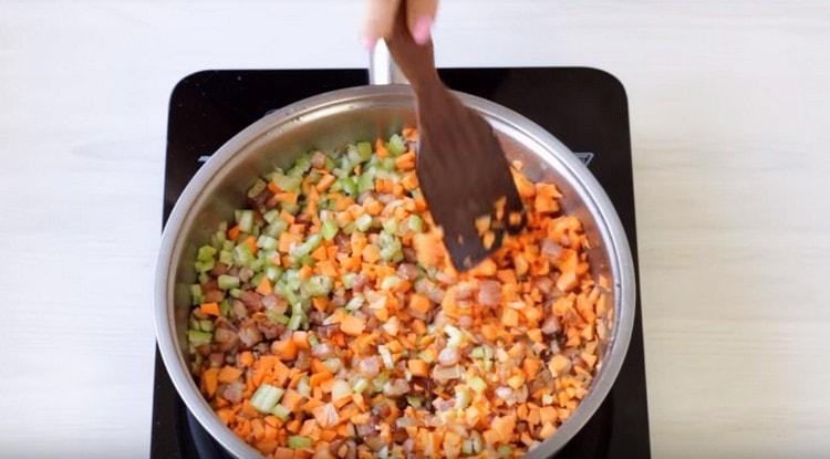 Добавете морковите, целината и оставете да къкри, докато зеленчуците омекнат.