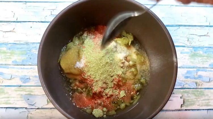 Aggiungi paprika, cipolle secche e aglio alla salsa.